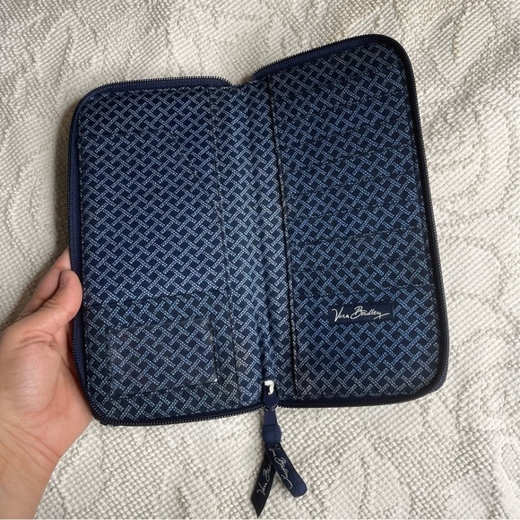 Vera Bradley Quilted Fabric Travel Organizer Wallet Navy & White Pattern Zipper - Picture 5 of 5